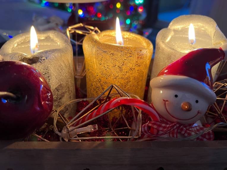 Drei leuchtende Kerzen auf einem Adventskranz